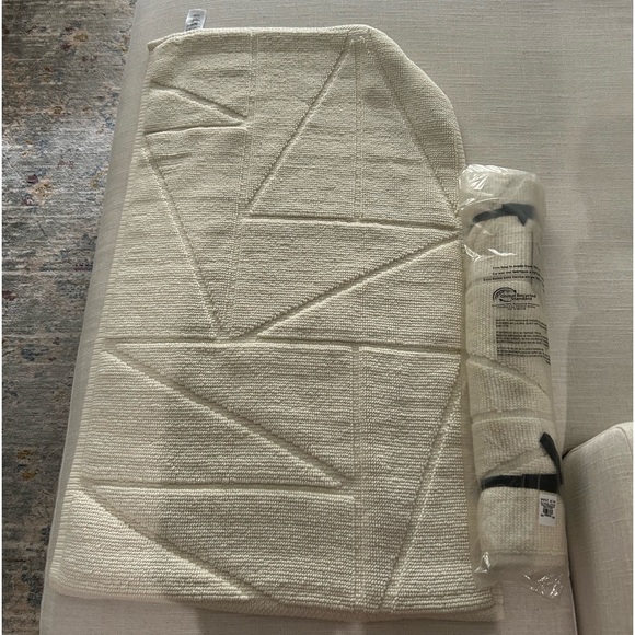 West Elm Triangle Sculpted bath Mat - Picture 6 of 6